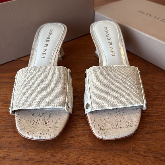 new Donald Pliner “Kelzaje” Kitten Heel Slip-On Sandals Beige size 6 - Picture 7 of 9